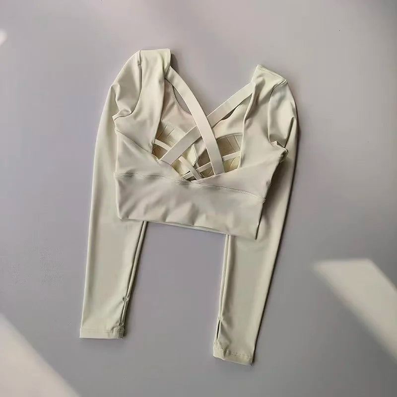 Ava top fitness  manches longues pour femmes, avec bretelles croisées.
