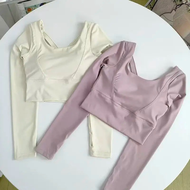 Ava top fitness  manches longues pour femmes, avec bretelles croisées.