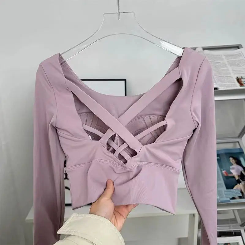 Ava top fitness  manches longues pour femmes, avec bretelles croisées.