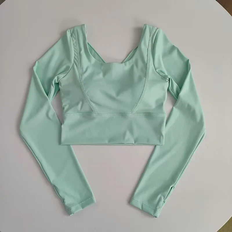 Ava top fitness  manches longues pour femmes, avec bretelles croisées.