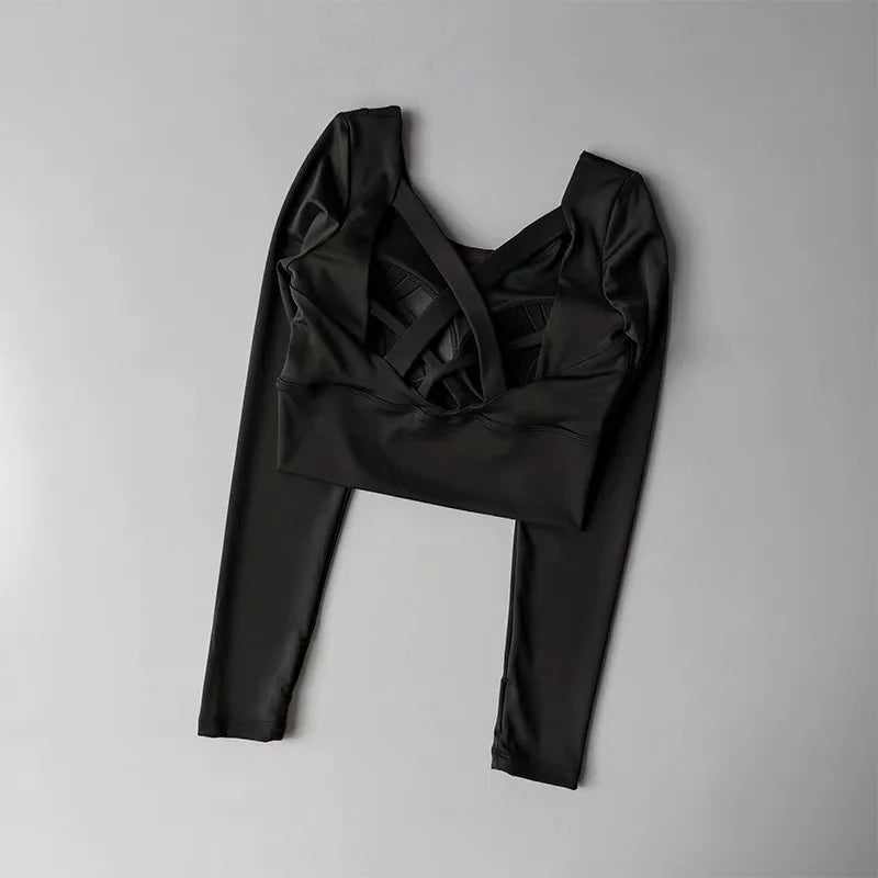 Ava top fitness  manches longues pour femmes, avec bretelles croisées.